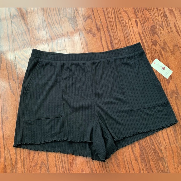 Secret Treasure Black Short - Picture 1 of 3